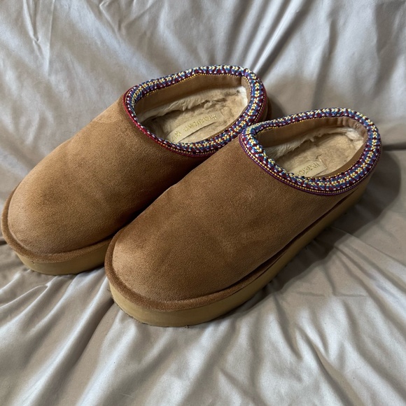 Tan Slippers - Picture 1 of 3